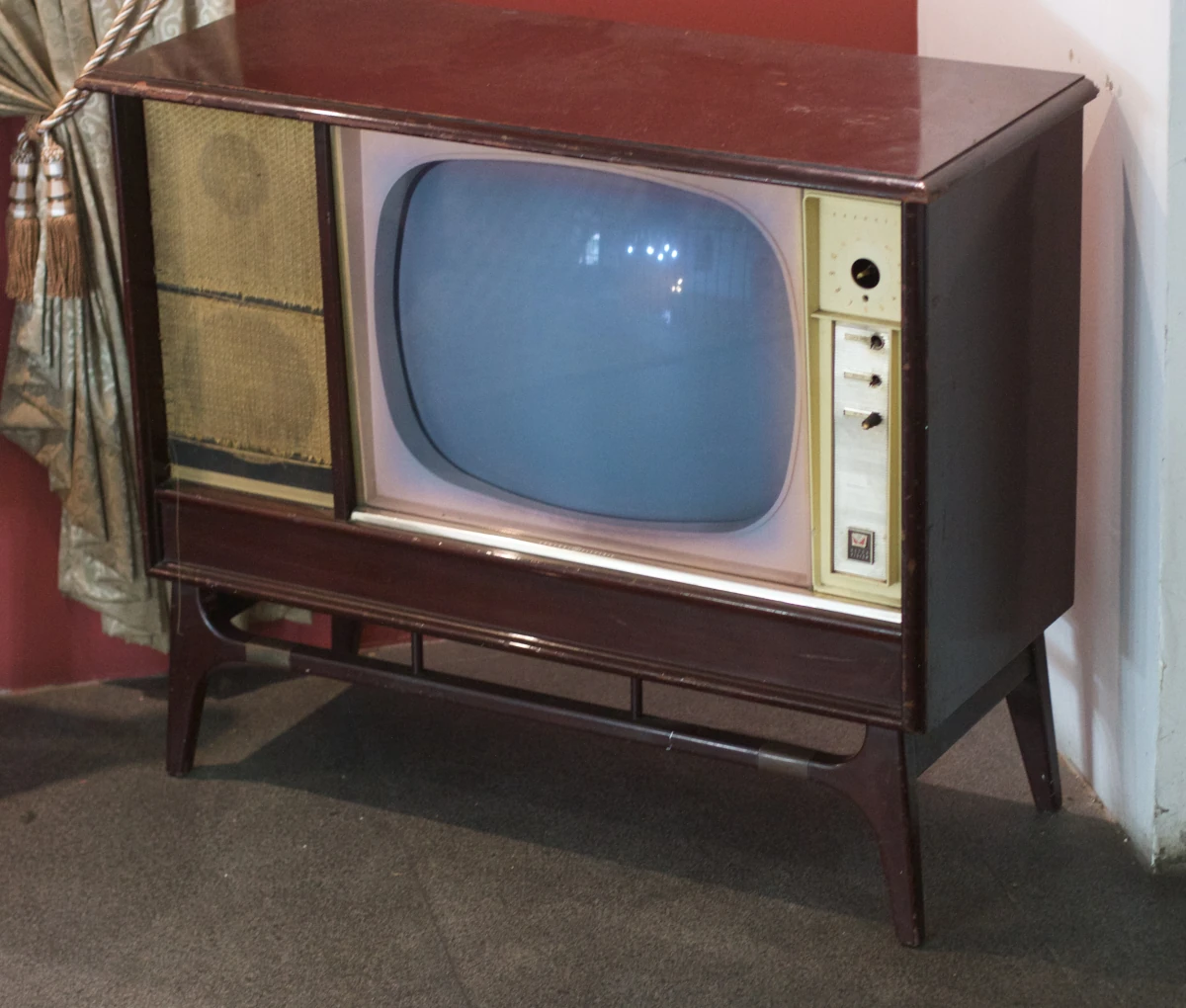 A vintage "box" TV. Or as we used to call it, a TV.